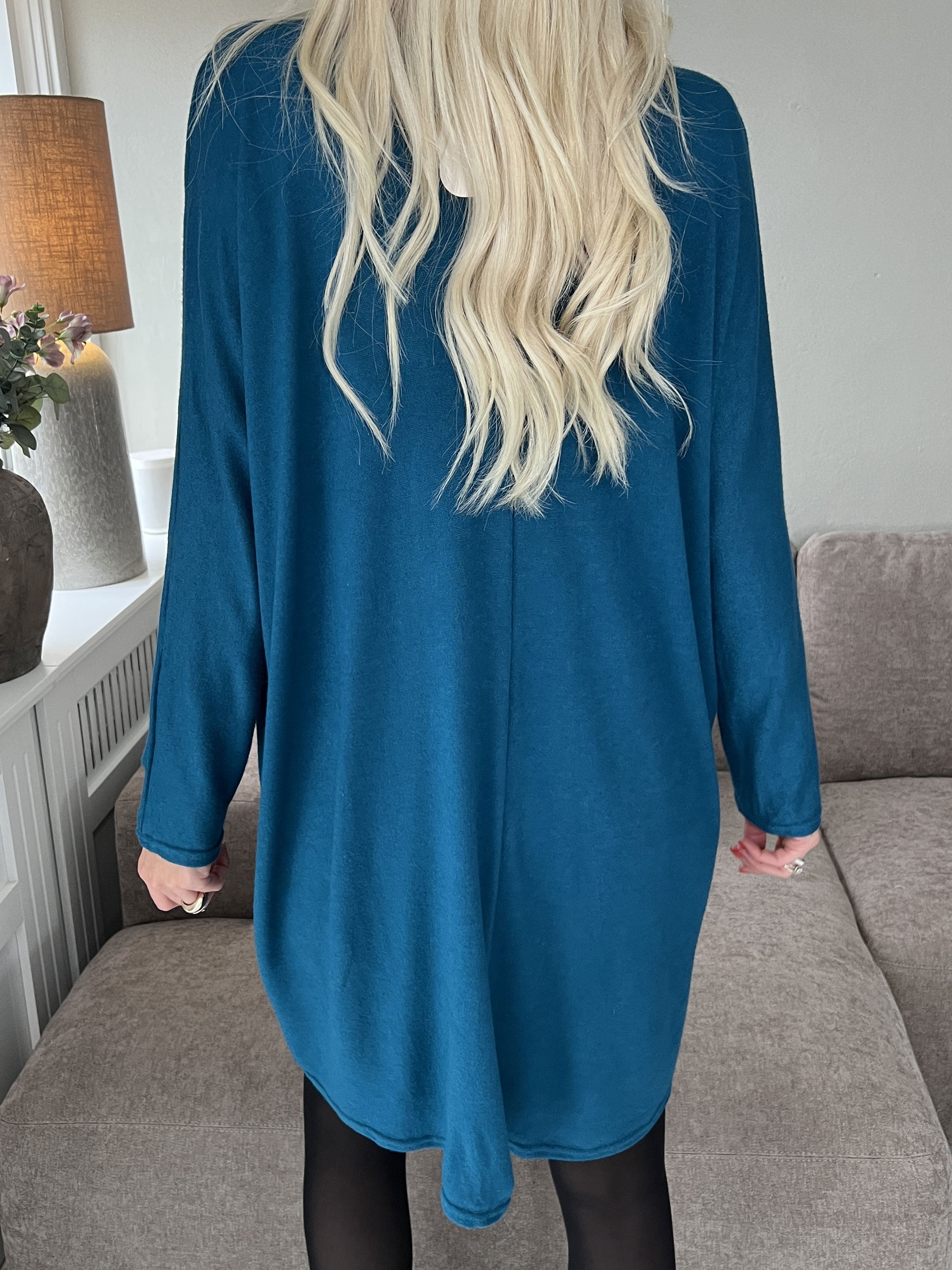 Filippa - Mjuk stickad klänning med dragkedja